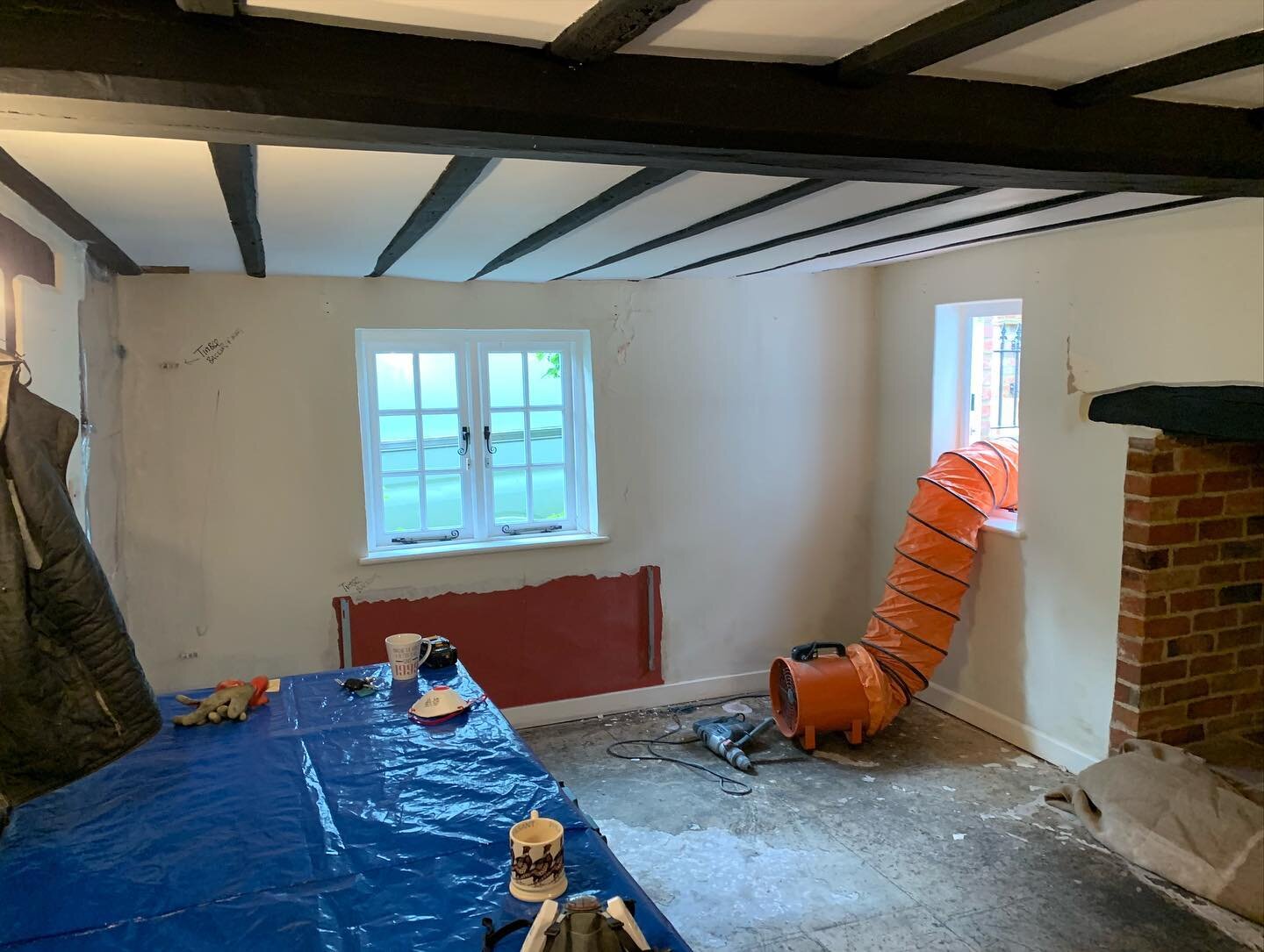 Last phase of work has started here for our lovely clients here in Beech Hill. Cement renders being removed and replaced with putty lime plaster, after some masonry repairs 👌 

@jamescastle_7 is the main man on the job getting it ready for plasterin
