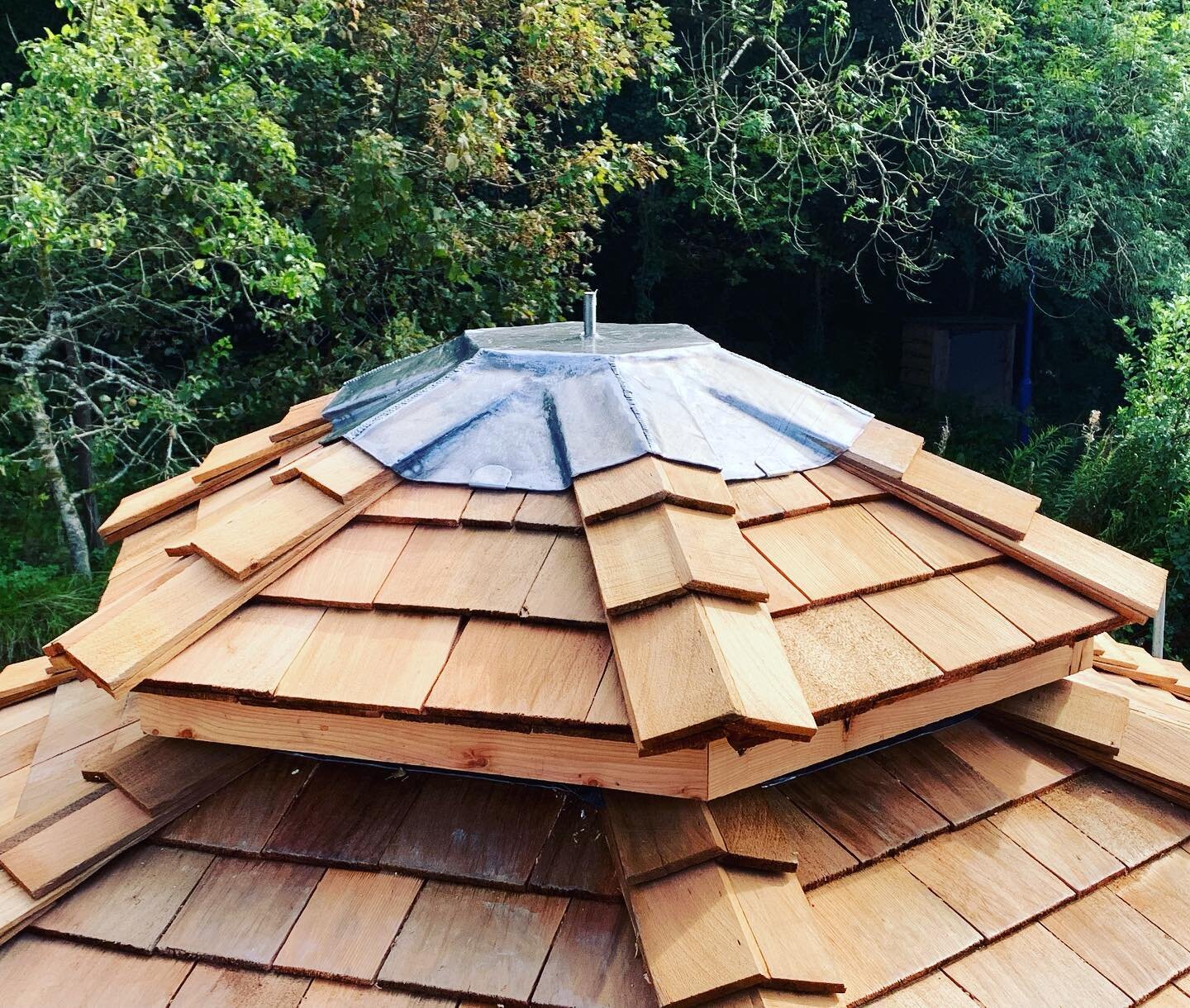 At the weekend I popped back to my homeland to make a cap for this beautiful timber frame temple @skandavale, built by my friend @howardbushin AKA Timber Roots and his team. 

Beautiful workmanship; the frame was crafted from timber grown on the land