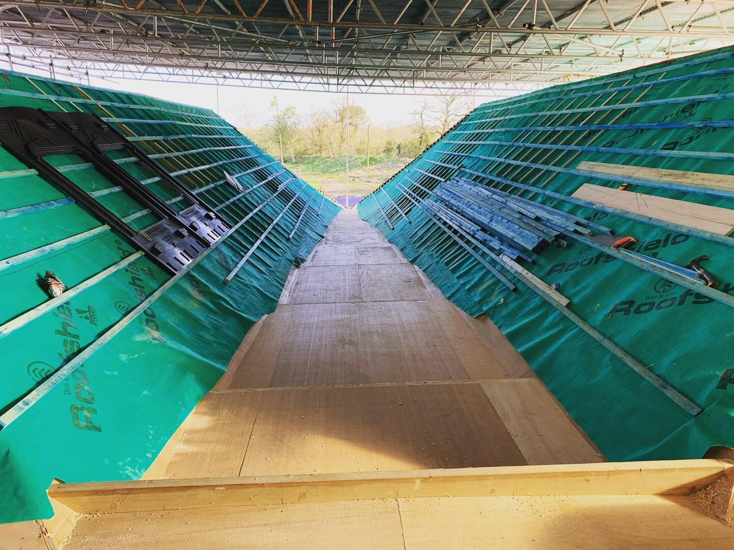 The mega lead valley structure was completed this week and tiling is underway. The scaffolding just about survived Dudders and Eunice 😮&zwj;💨 

Usually we love to keep the undulation in an old roof structure, but we had to pack and flatten out this