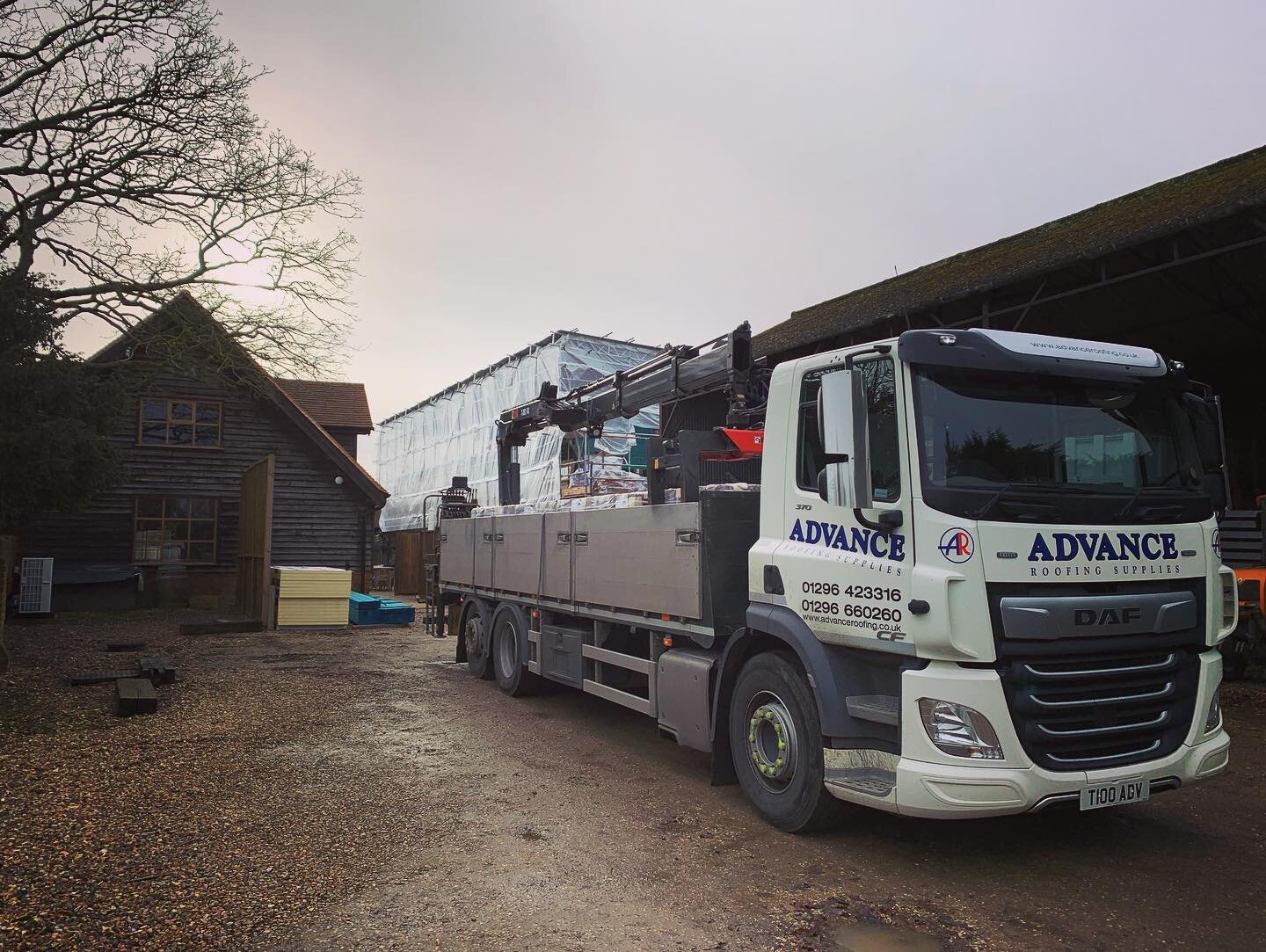 Things are moving swiftly on the roof job in Berkshire. 
Over 2 miles of tile battens on site and many, many tiles! 

Today&rsquo;s job is loading up 14k of the 20k supplied by #advanceroofingsupplies in Tring 💪🏾 

Give thanks for forklifts!

@proc