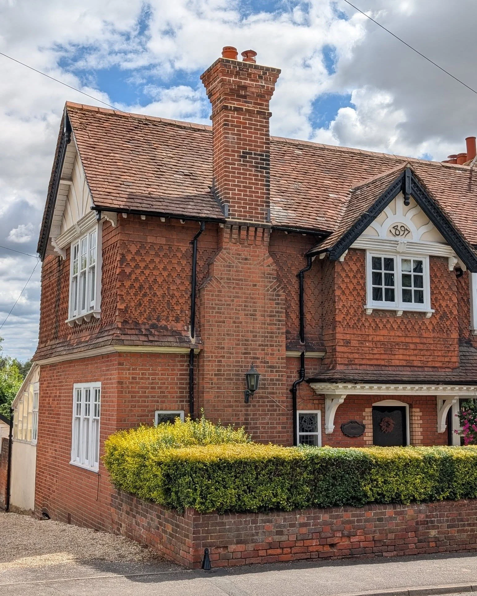 We recently restored these three chimneys on this late C19 Maidenhead home, staying true to traditional methods with handmade bricks and hot mixed lime mortar. That bold corbelling? All rebuilt with care to honour the original detail. All new bespoke