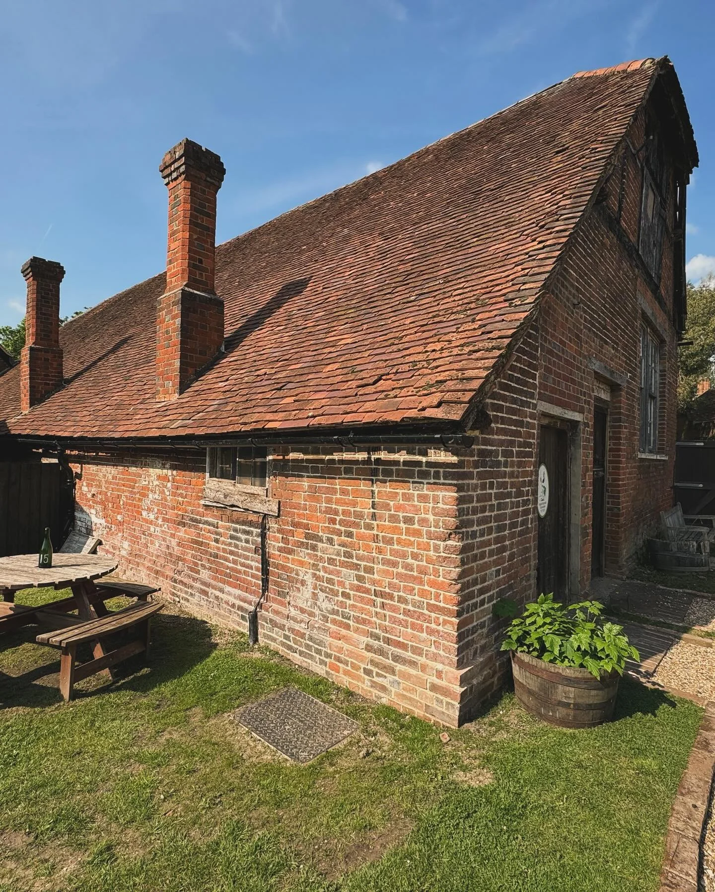 Here&rsquo;s another of our smaller conservation jobs 🤗 

This old coach house had some invasive flora 🍃 causing damage to the structure. We dismantled  the affected area and numbered the bricks ready for rebuilding. All of the massive root was rem