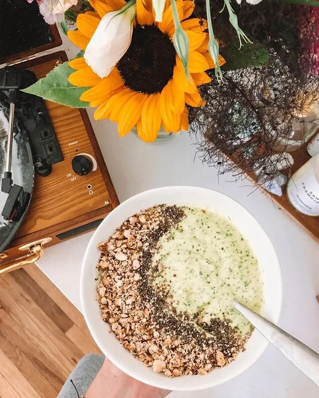 Back on my smoothie bowl game 🌿🍑🍌
⠀
It&rsquo;s as easy as:
⠀
- handful of frozen spinach
- 1 cup frozen pineapple
- 1 cup frozen mango
- 1 frozen banana
- 1/4 of an avocado
- cup of @cocojune_organic&rsquo;s vanilla chamomile yogurt
- 1 cup of alm