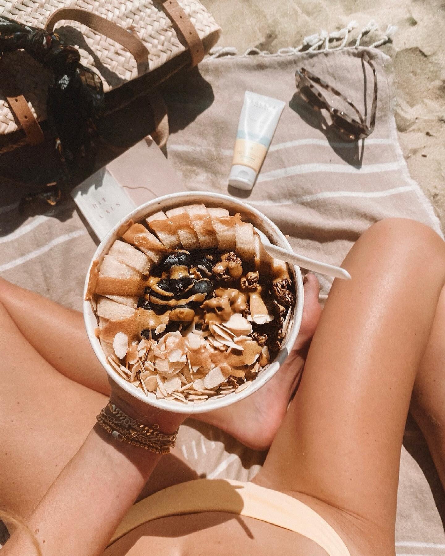 Breakfast just hits differently on the beach 🍓✌🏽✨ 

#pressedjuicery #pjambassador #pressedlife