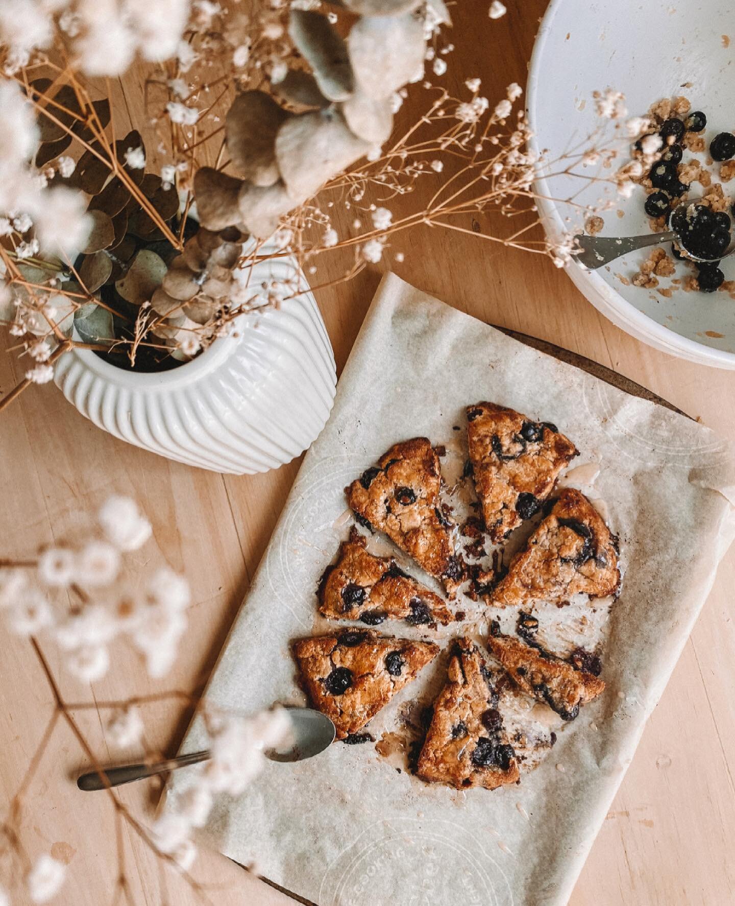 First attempt at #Grainfree #vegan Lemon Blueberry scones, and they were 👌🏽🍋🫐 (made a reels too, but figured some of you may prefer a static post!) 
⠀
 𝗜𝗡𝗚𝗥𝗘𝗗𝗜𝗘𝗡𝗧𝗦:
⠀
&bull; 1 cup almond flour
&bull; 1/4 cup coconut flour
&bull; 1/2 te