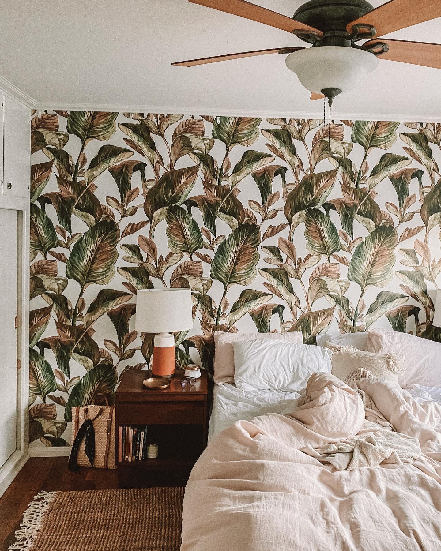 Like sleeping in a tropical cloud 🌿☁️✨
⠀
I have to admit, this wallpaper took some time to grow on me... but I now realize that it&rsquo;s taught me the power of adaptability. Accepting a place or thing for how it is, and finding a way to groove alo