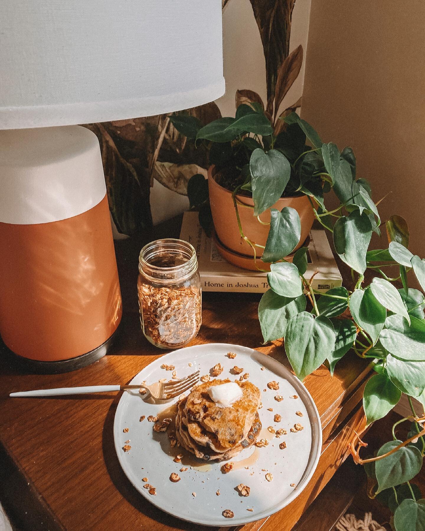 Because it&rsquo;s Friday and these pancakes are legit ✨✌🏽
⠀
Save this recipe to create this magic over the weekend 🙌🏽:
⠀
VEGAN + GF CHOCOLATE CHIP MAPLE PANCAKES 🥞🍯👌🏽
⠀
 𝗜𝗡𝗚𝗥𝗘𝗗𝗜𝗘𝗡𝗧𝗦:
⠀
* 1 1/2 cup gluten-free flour
* 1 tablespoon c