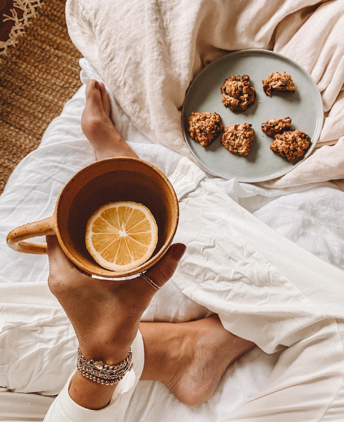 Rainy day necessities:
⠀
✨ @cozyearthhome&rsquo;s bamboo pajamas (which literally feel like sleeping in a cloud)
✨ warm lemon water 🍋
✨ homemade banana oat breakfast cookies 🍪 
✨ Leon bridges on repeat ✌🏽
⠀
#cozyvibes