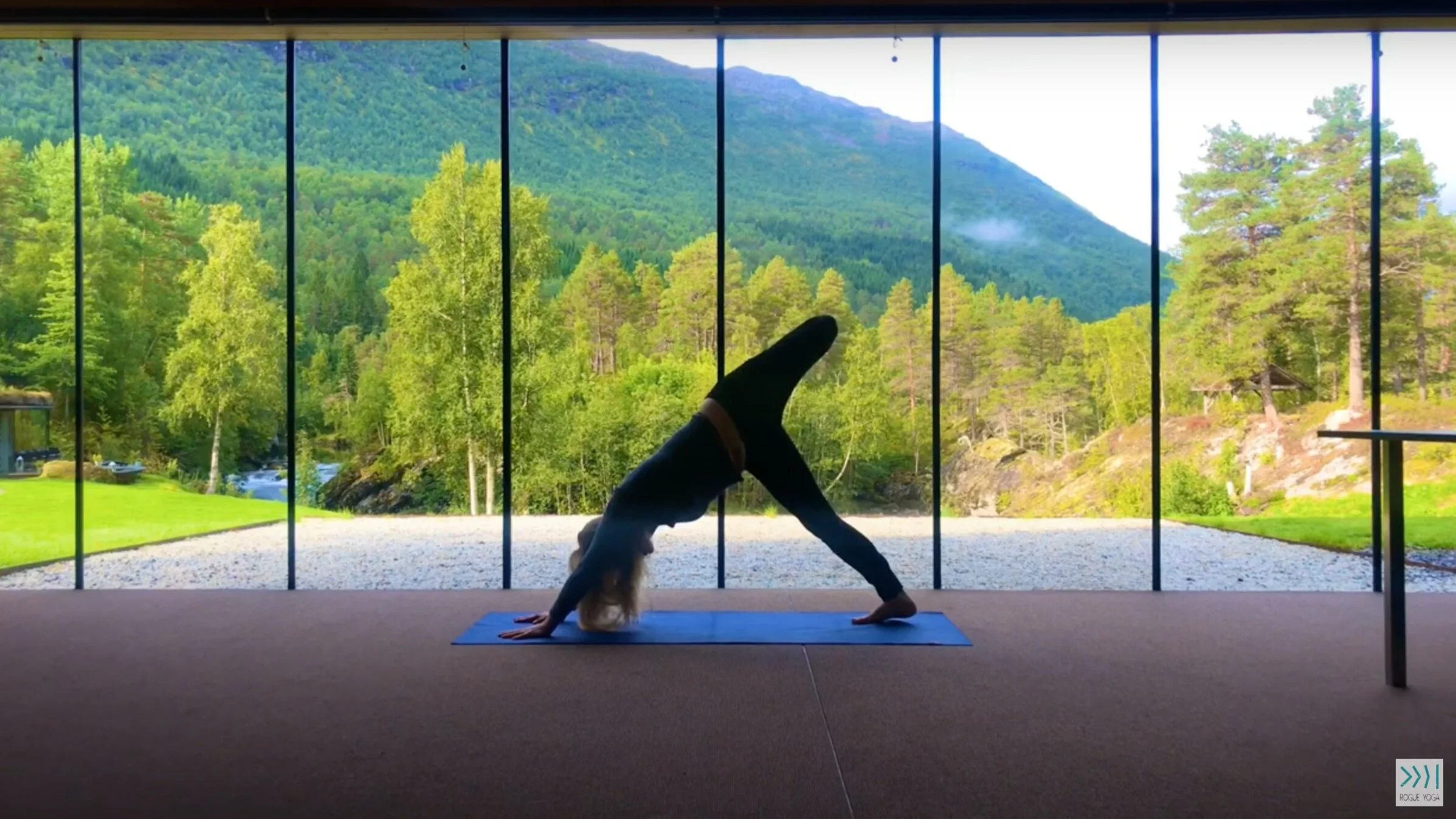 Gentle Morning Yoga Flow to Wake Up - 15 Mins