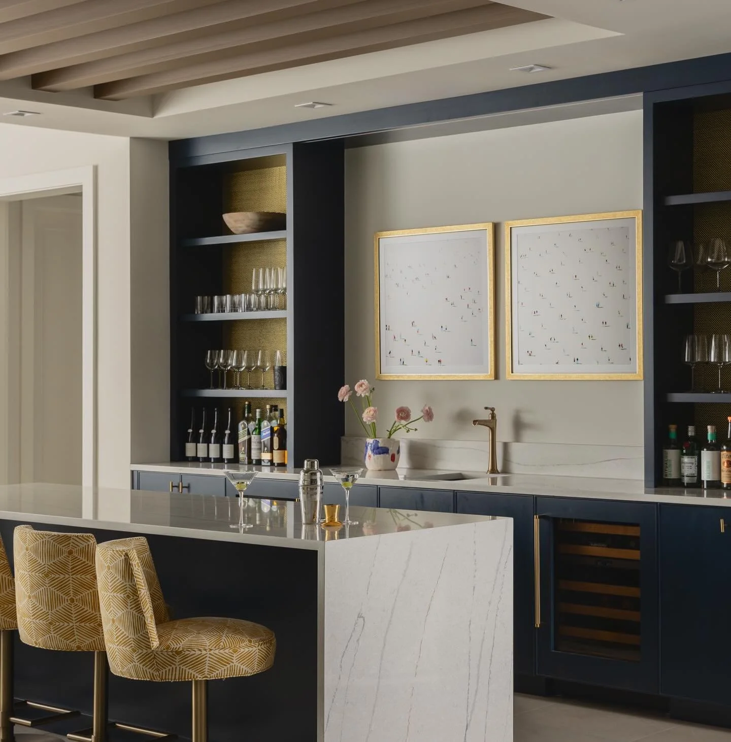 Pour a drink and stay awhile 🍸#tgif #teamsoco