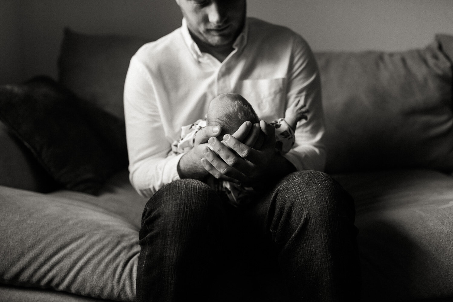 dad-holding-baby-ceciliasmithphotography-fortdrumphotographer.jpg
