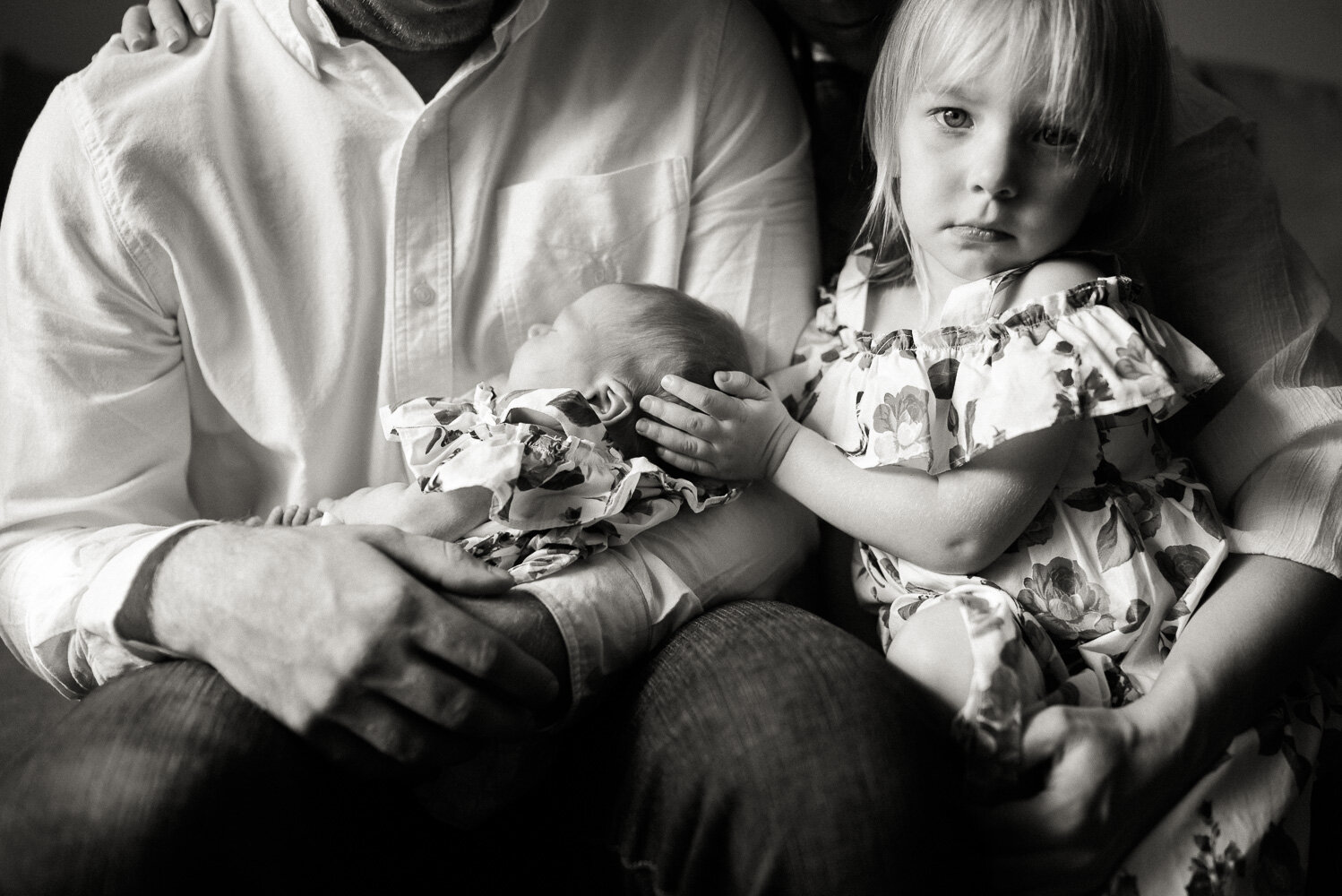 family-with-new-baby-blackandwhite-ceciliasmithphotography-fortdrumphotographer.jpg