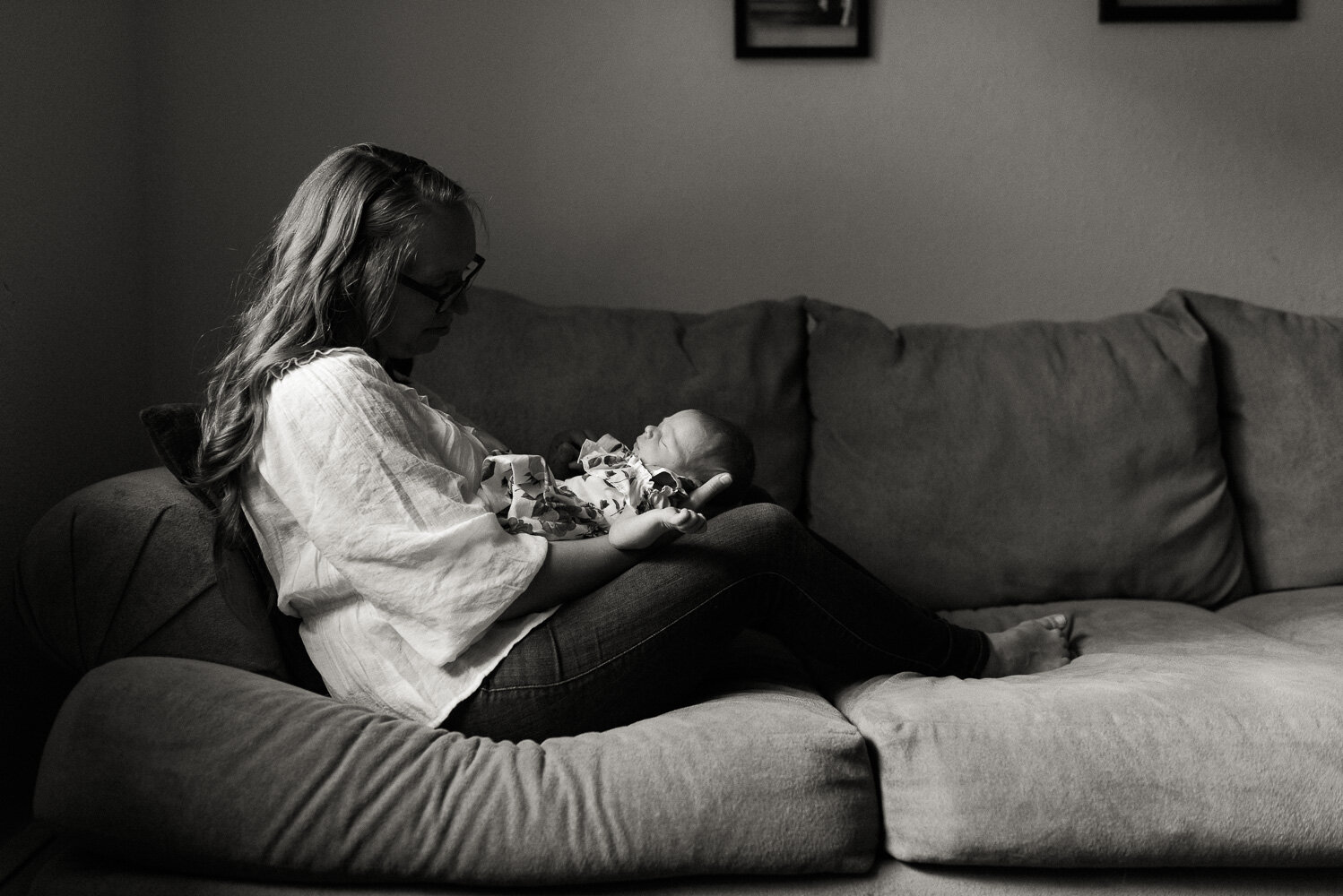 mom-holding-baby-blackandwhite-ceciliasmithphotography-fortdrumphotographer.jpg