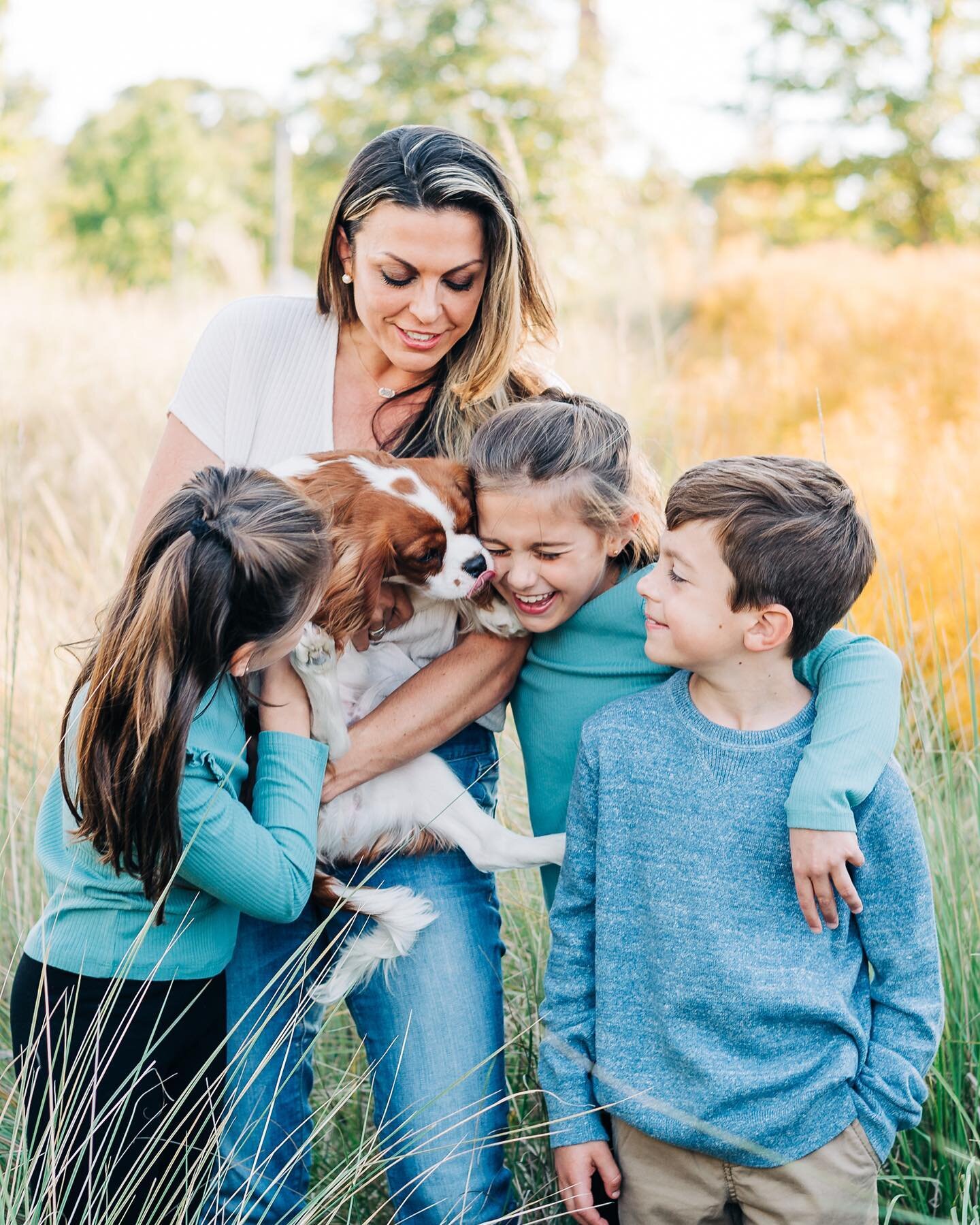 Love it when furbabies are part of the family shoot!!! 💕 I might possibly say the dog&rsquo;s name when referring to one of the kids, but I do that to my own kids too! 😂

#makeportraits #ncfamilyphotographer #shared_joy #chasinglight #ncma #raleigh