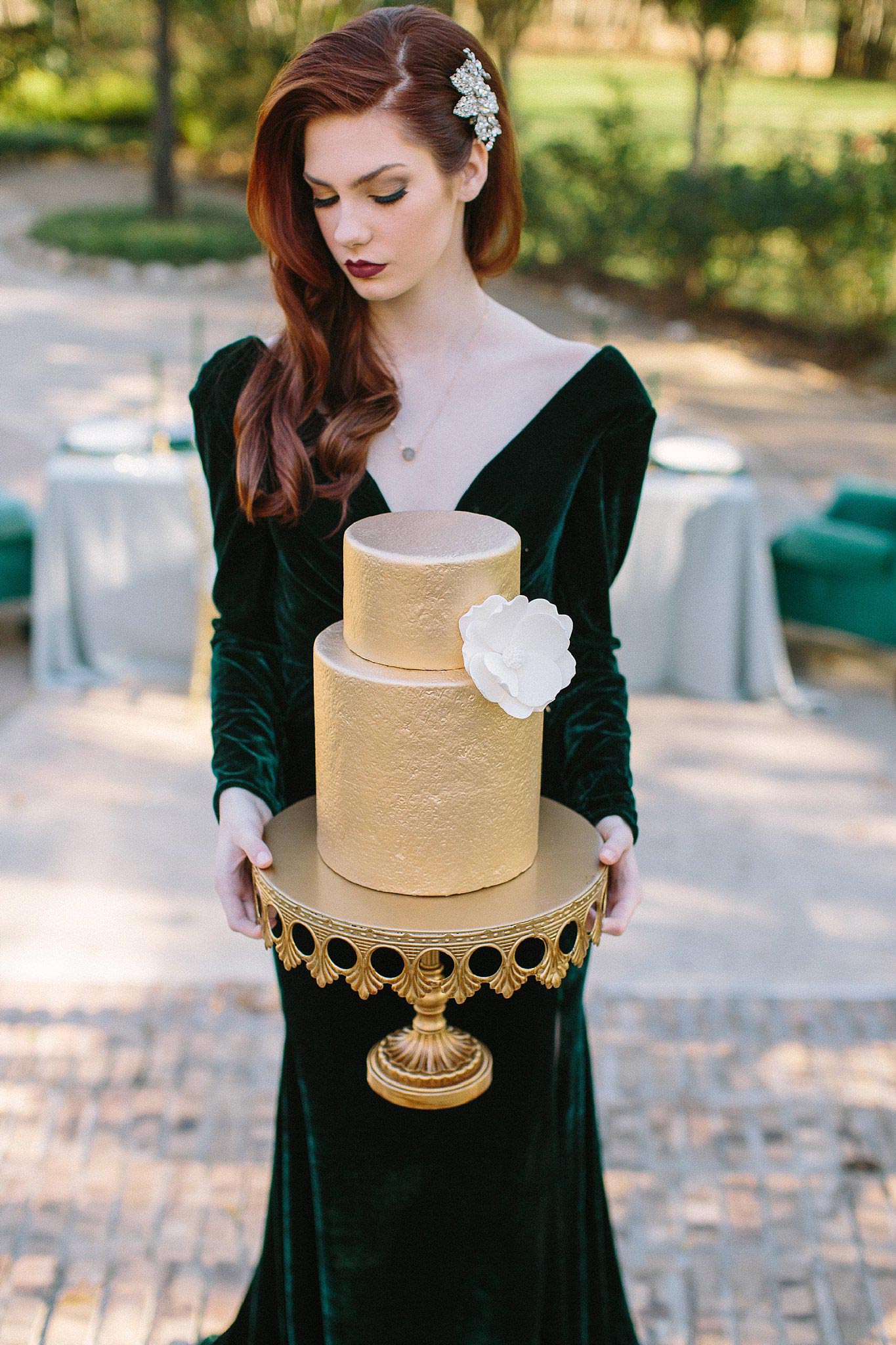 aristide mansfield wedding bride hold gold textured wedding cake