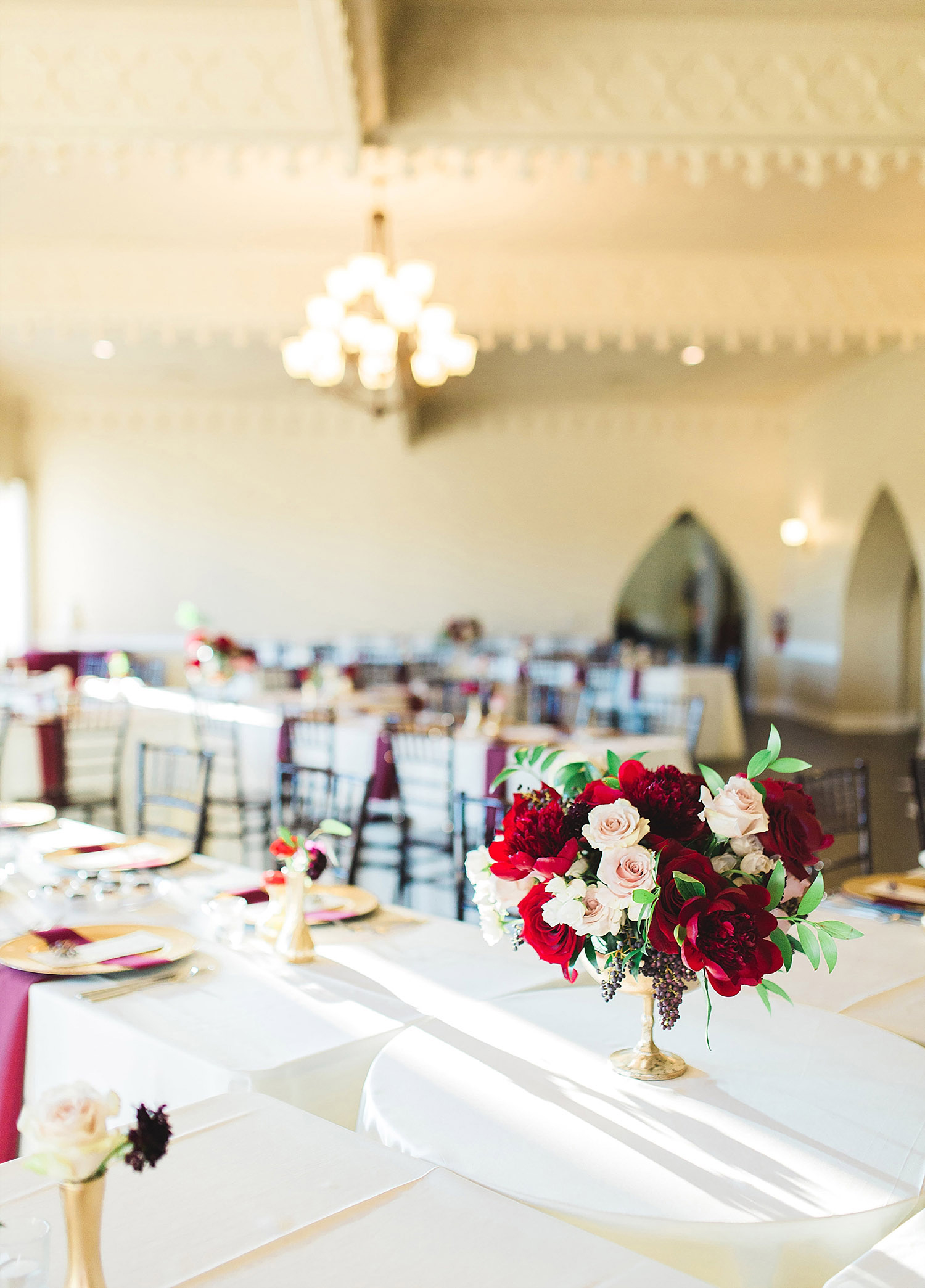 Castle at Rockwall wedding with X tables and red flowers
