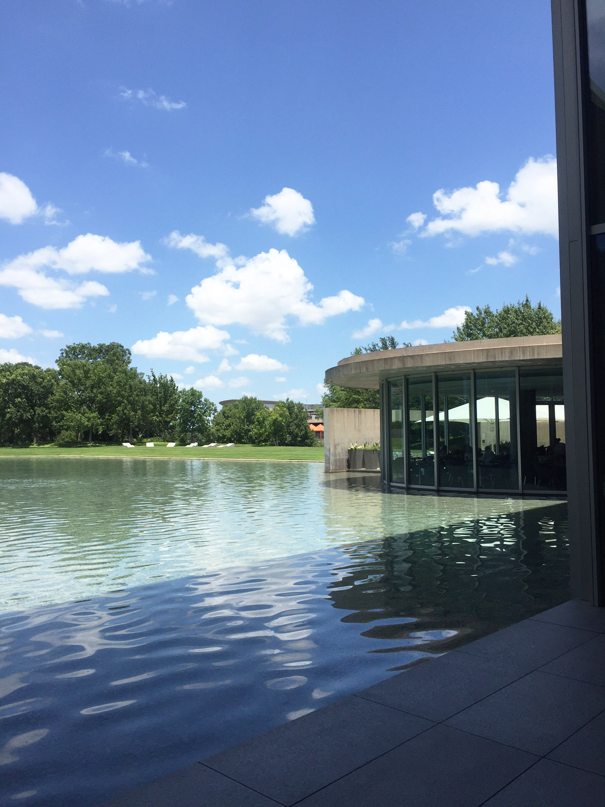 Exterior view of the relfecting pool of the fort worth wedding venue the modern art museum