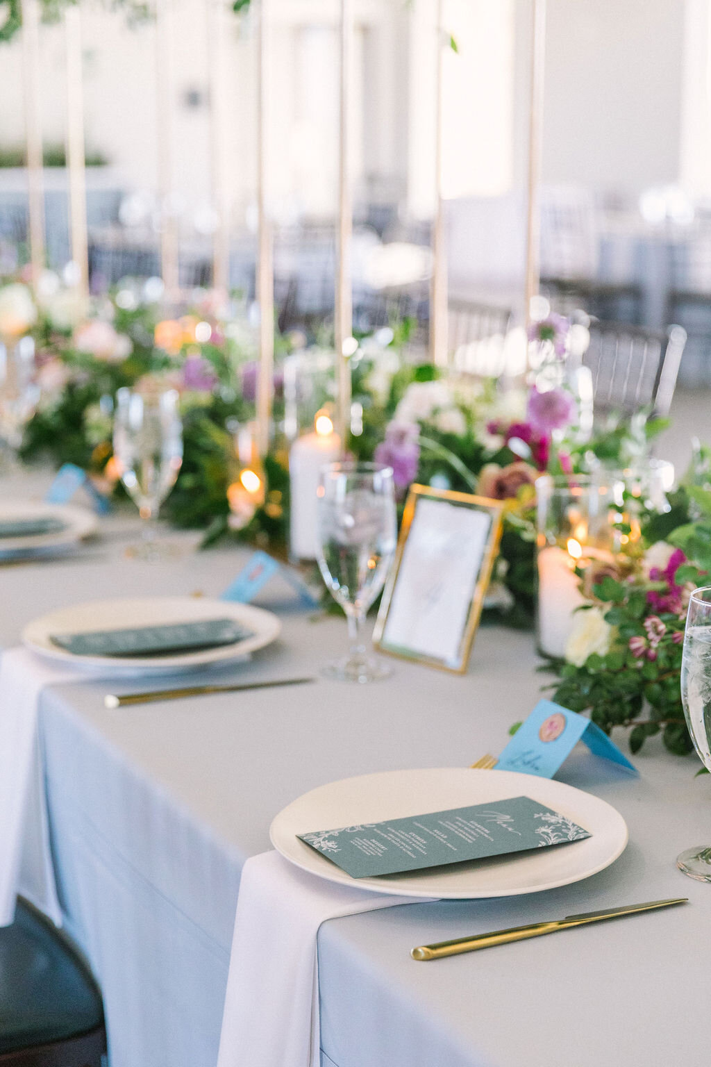 Dusty blue, purple &amp; white wedding tablescape