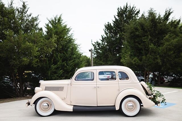 How cool would it be if this was your everyday car!?⠀just sayin&rsquo; ;)
⠀
Photographer: @beatboxportraits⠀
Venue: @fireflygardens⠀
Floral: @lushcouturefloral ⠀
Paper: @brownfoxcreative⠀
Linens: @bbjlinen⠀