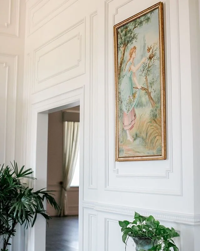 One of my biggest inspirations with any of my designs is the event’s surroundings. Rather if I am working in a historic building, ballroom, or open field I always try to keep the surrounding space in mind.⠀
.⠀
And I have found that incorporatin