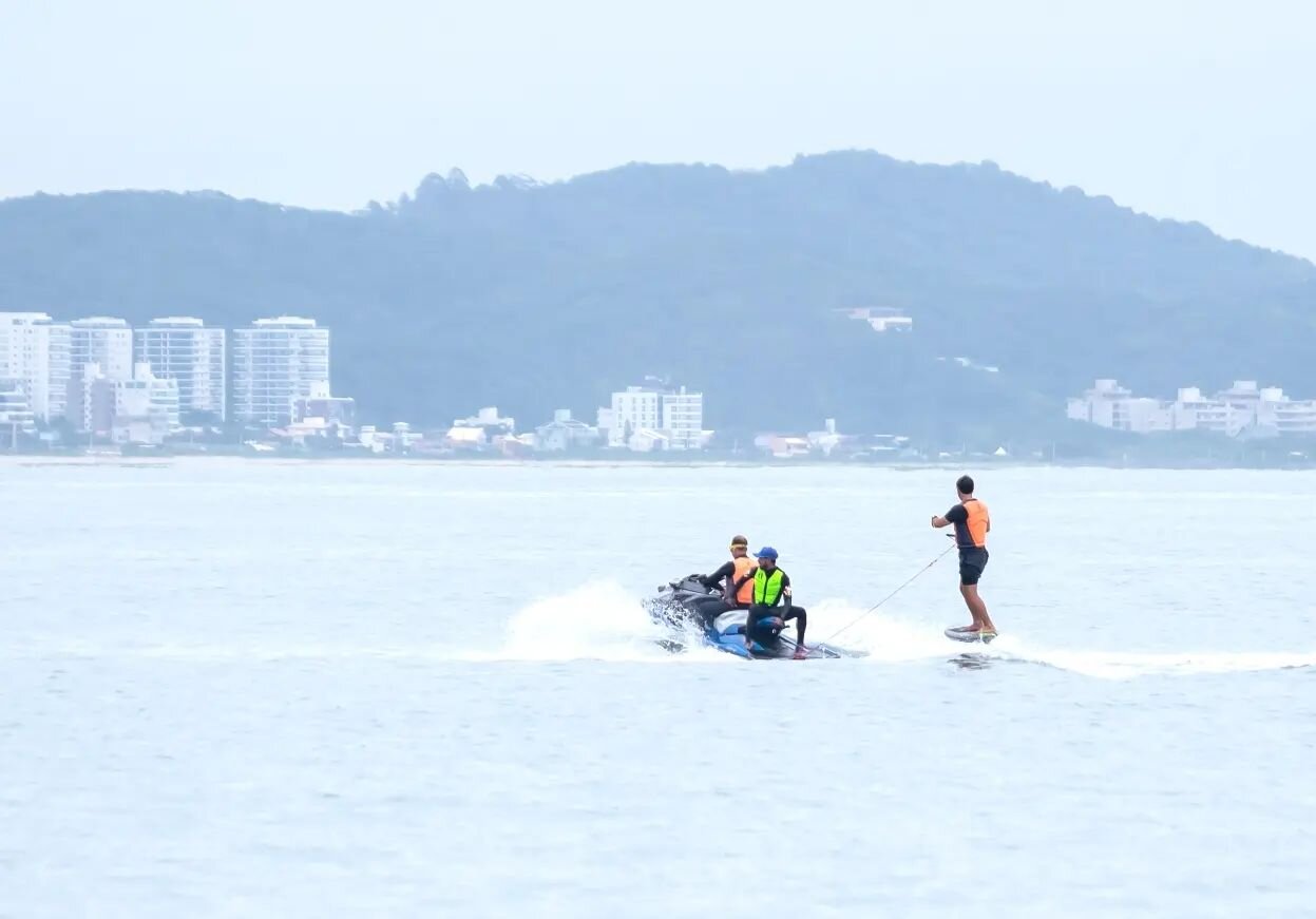 Hydrofoil Sports - follow @hydrofoilsports

Aconteceu em Balne&aacute;rio Cambori&uacute;  SC no ano 2022

Nossa primeira cl&iacute;nica para apresenta&ccedil;&atilde;o da pr&aacute;tica do wake foil rebocado por jet-ski. 

Wake foil &eacute; uma mod