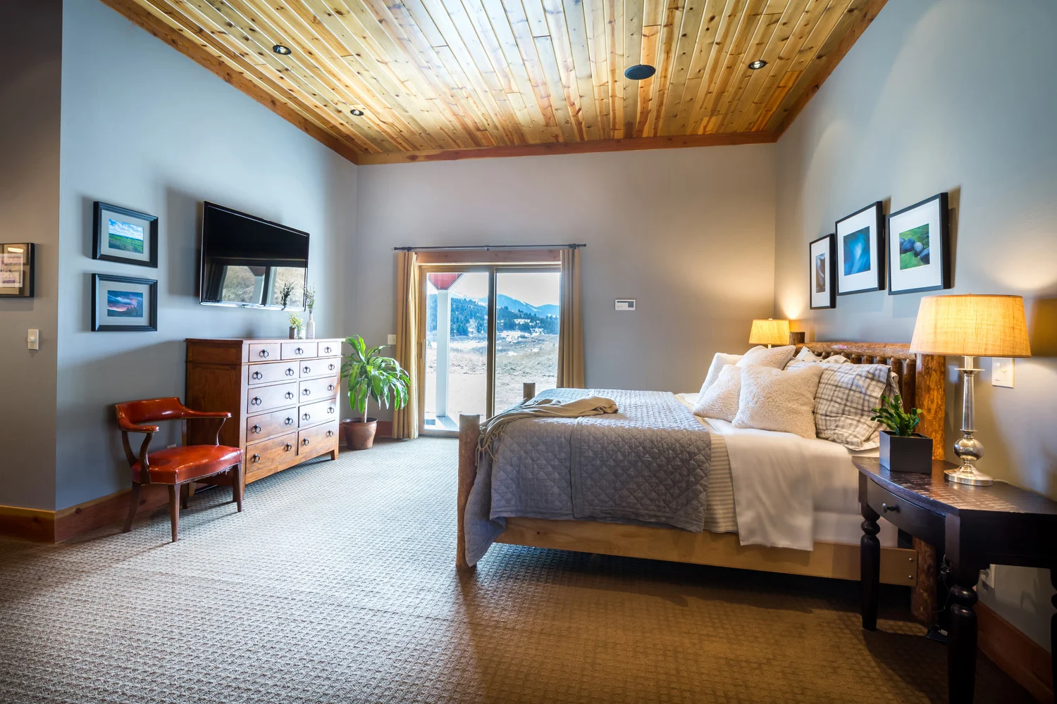 12-master bedroom.jpg