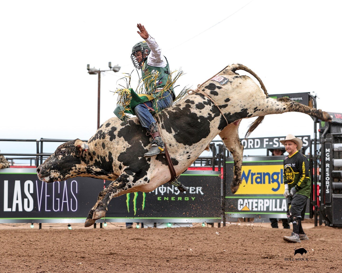 Simplicity is what I think of when looking at this photograph of @keyshawn_whitehorse. You never see a clean background at our Unleash the Beast PBR tour events, but the Del Rio event allowed a chance for a few. While signage and fans typically offer