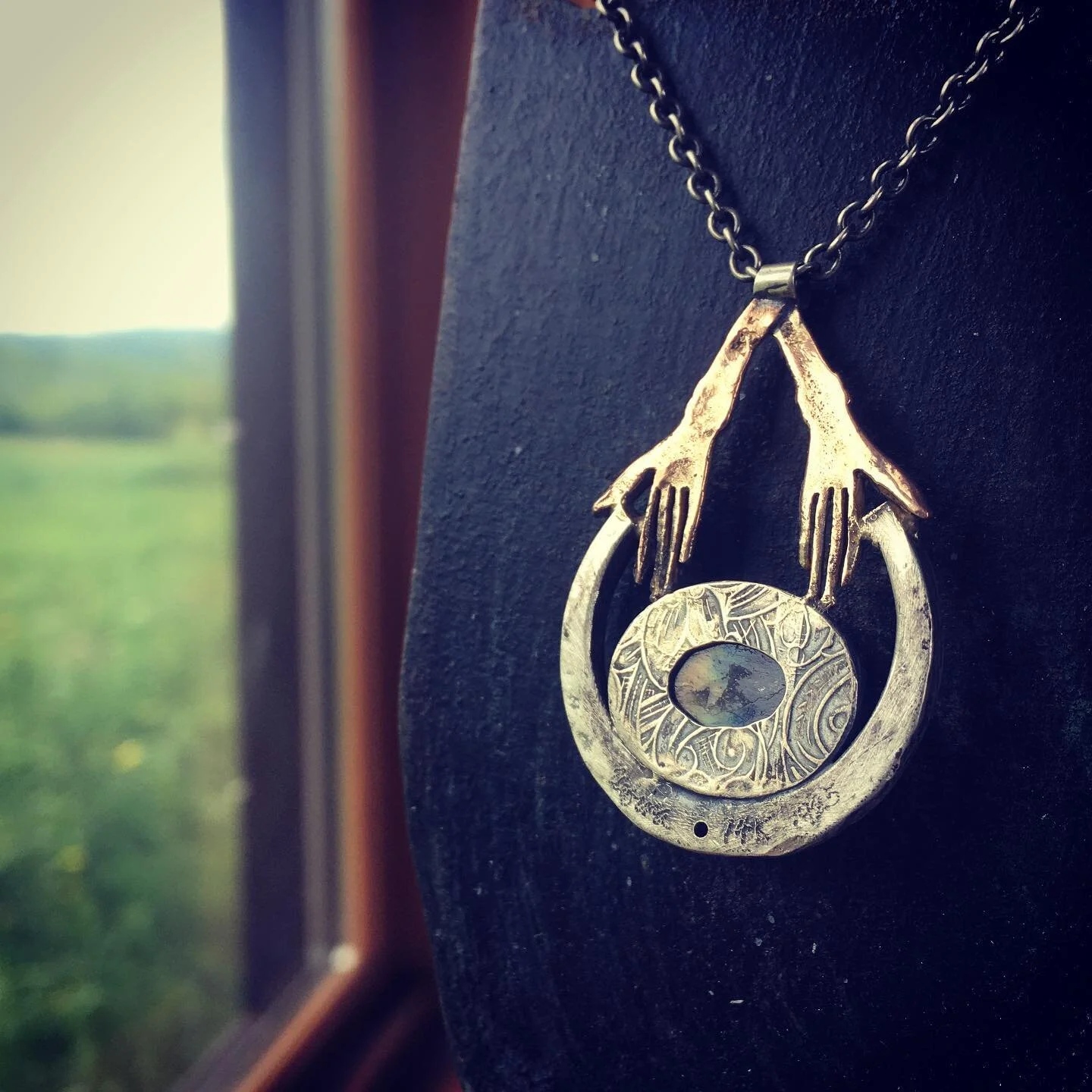 #healinglabradorite #goldhands #rosecutdiamond #silverpendant @urbinadesigns