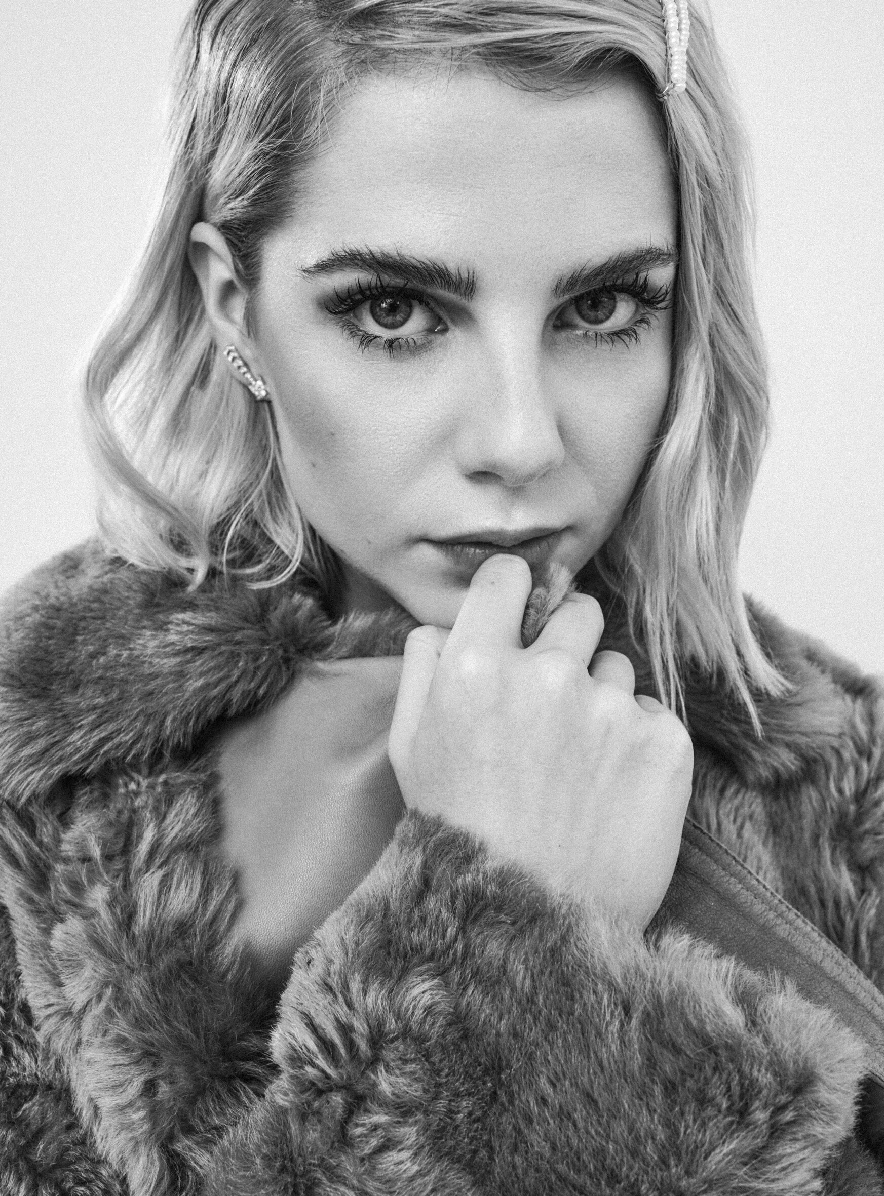 11_05_2020_Lucy_Boynton_L'OFFICIEL_USA7002_bw.jpg