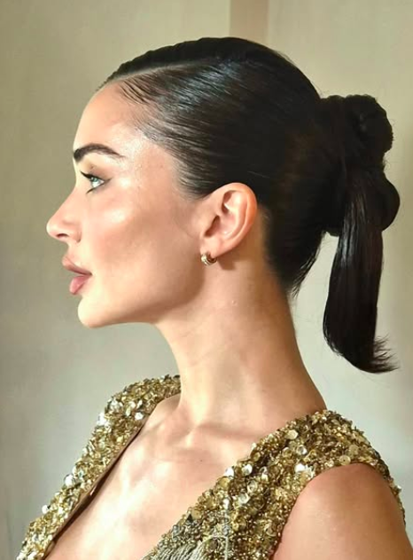 Amy Jackson side hair Dec 25.png