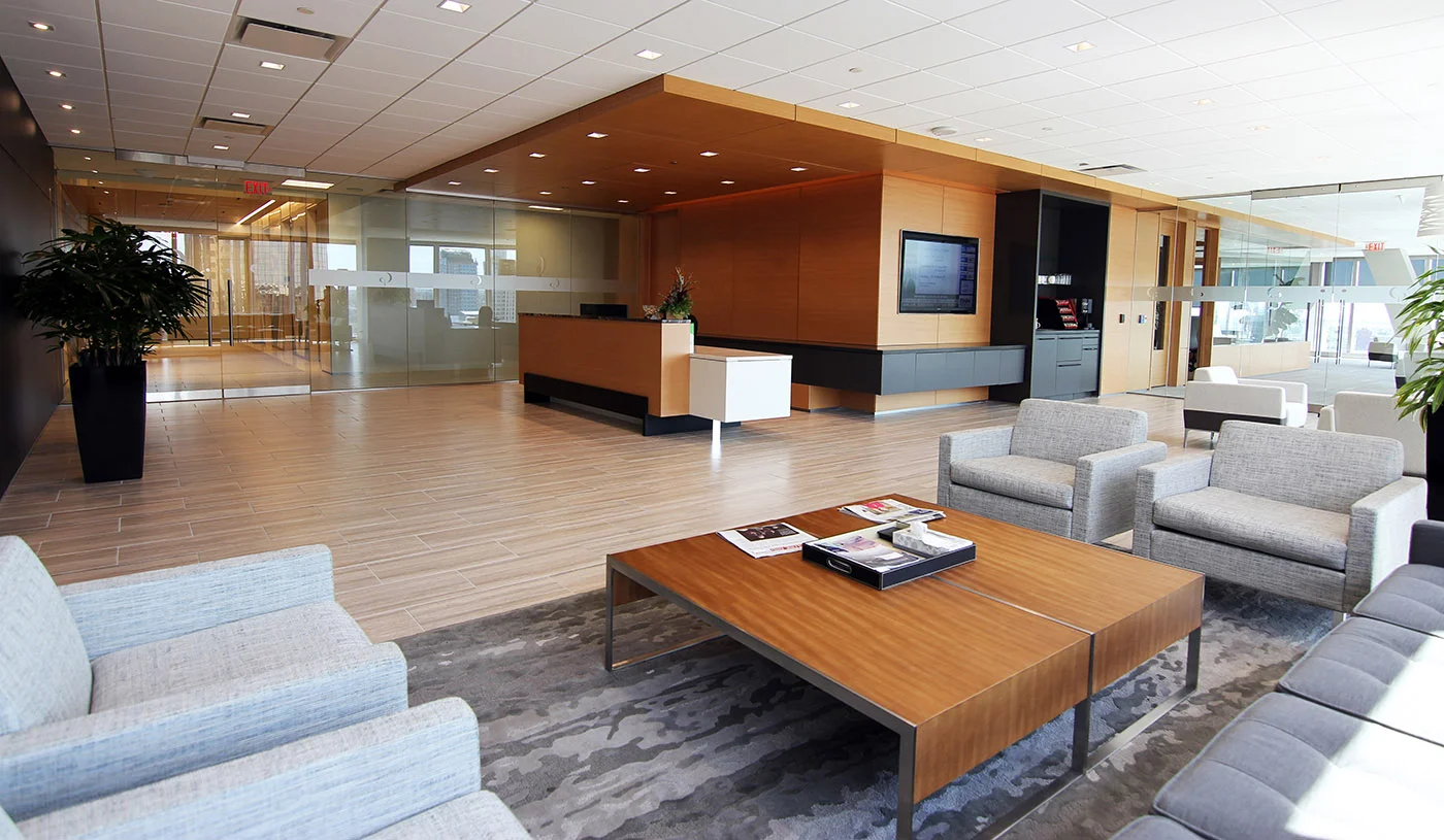 Floor 20 - Reception desk wide - no logo - web.jpg
