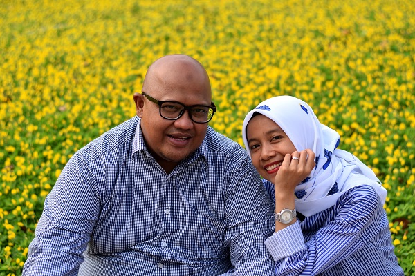 Asian couple woman with headscarf.jpg