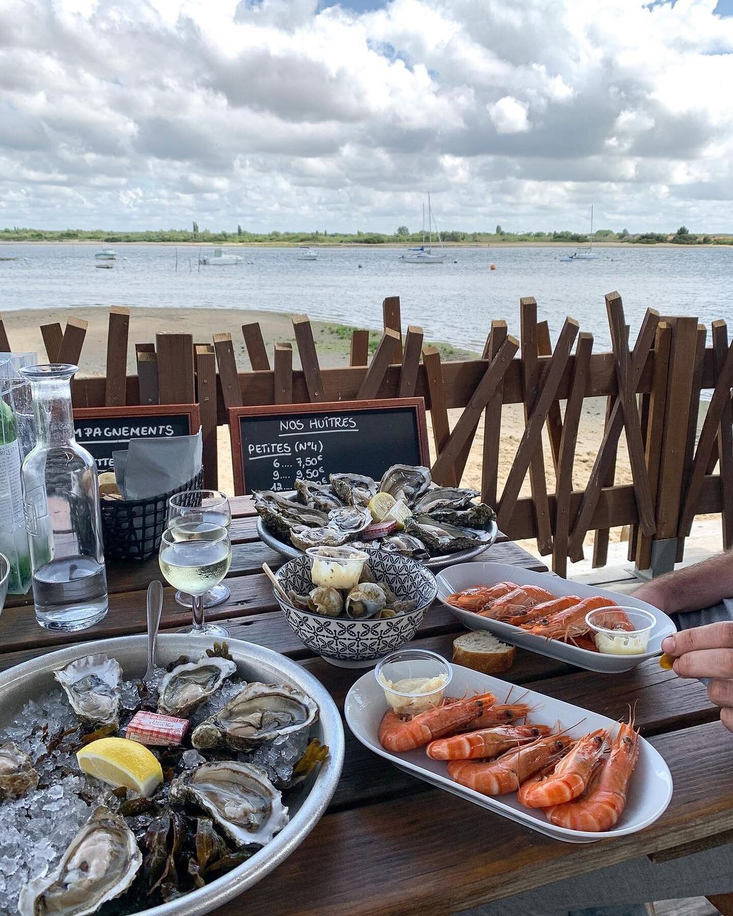 Meet us seaside at @lacabanedelaiguillon an Oyster Bar serving up freshly shucked local oysters, regional wines, all served in a sea-view terrace. 🦪✨

Location: Arcachon, France
Image: @bertillecnt