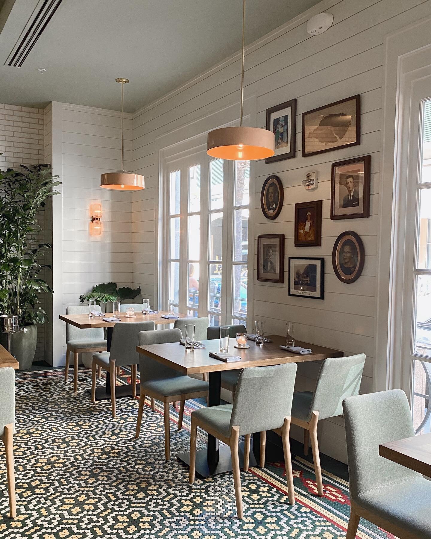 Welcoming @dineatlenoir to Charleston! This new restaurant is located right off King street inside the Renaissance Hotel.
.
Pro tip: grab a seat at the bar! No reservations needed at the bar and you can stroll in, grab a cocktail and enjoy some south