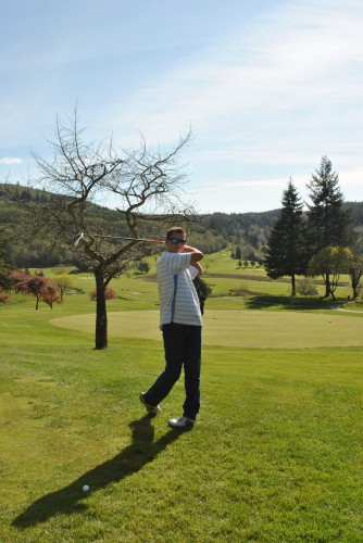 Junior Preston Luckman practices his golf swing. Photo by Jacob Klein