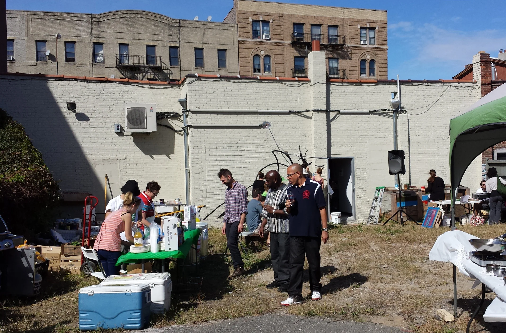 Bryan Klein and his team of Veterans from Drop Cloth Painters volunteered to prime the wall together with a team of co-op and community memebers. 