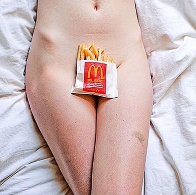 Whats your favourite sin? We love fries.
If your healthy habits have gone out the window, use @lequredetox to help reduce inflammation &amp; bloating, boost metabolism and nourish from the outside - in. // Image via @sarahbahbah #soakawayyoursins #le