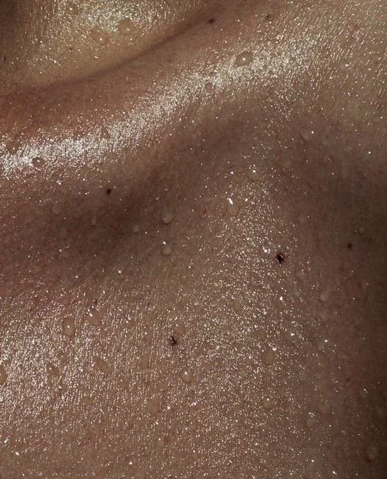 Sweat. One of our main excretion pathways to assist detoxification of the body. Soak in a detox bomb to get your heart rate up, sweat and work to rid the body of unwanted toxins from this holiday season! Crank the heat up in your tub to get your swea