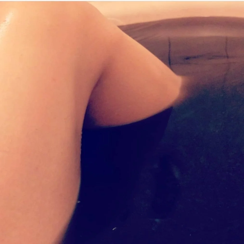 Soaking away any sins in a LeQure Body Detox bomb with @vanessaenola. Crank up the heat of that bath to get your sweat! 100% all natural ingredients, vegan, Australian made &amp; owned. ⁠
⁠
⁠
#soakawayyoursins #leQuredetox #detoxbomb #leQure #detoxsp