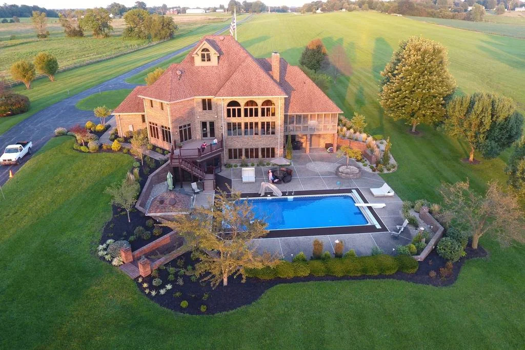 lakehouse pool.jpg