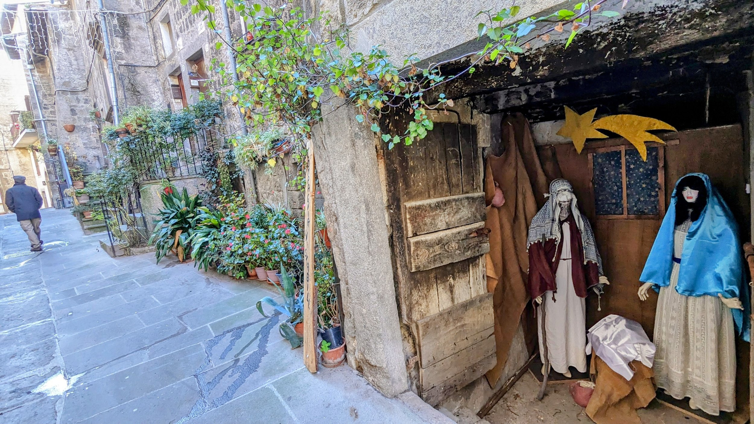 Little Roads Europe Christmas presepio 2.jpg