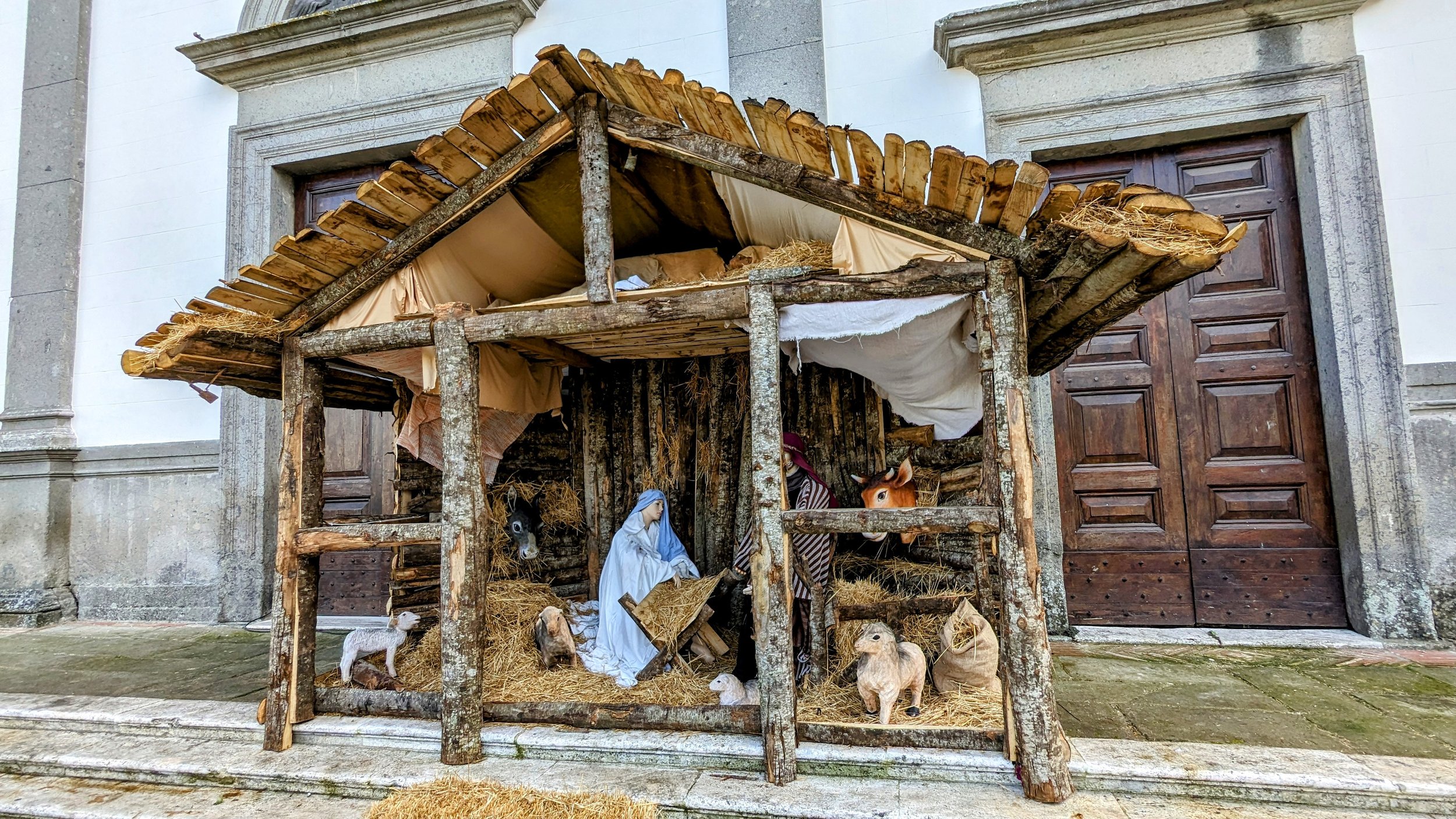 Little Roads Europe Christmas presepio 3.jpg