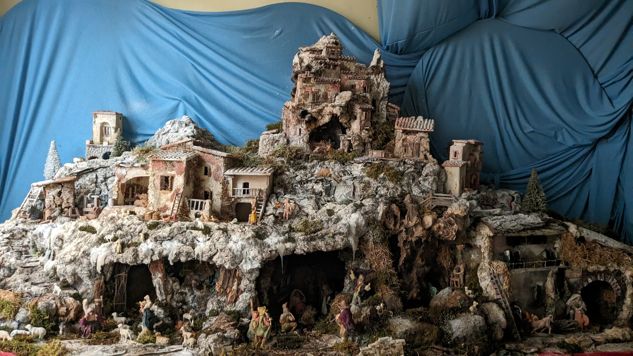 Little Roads Europe Christmas presepio 4.jpg
