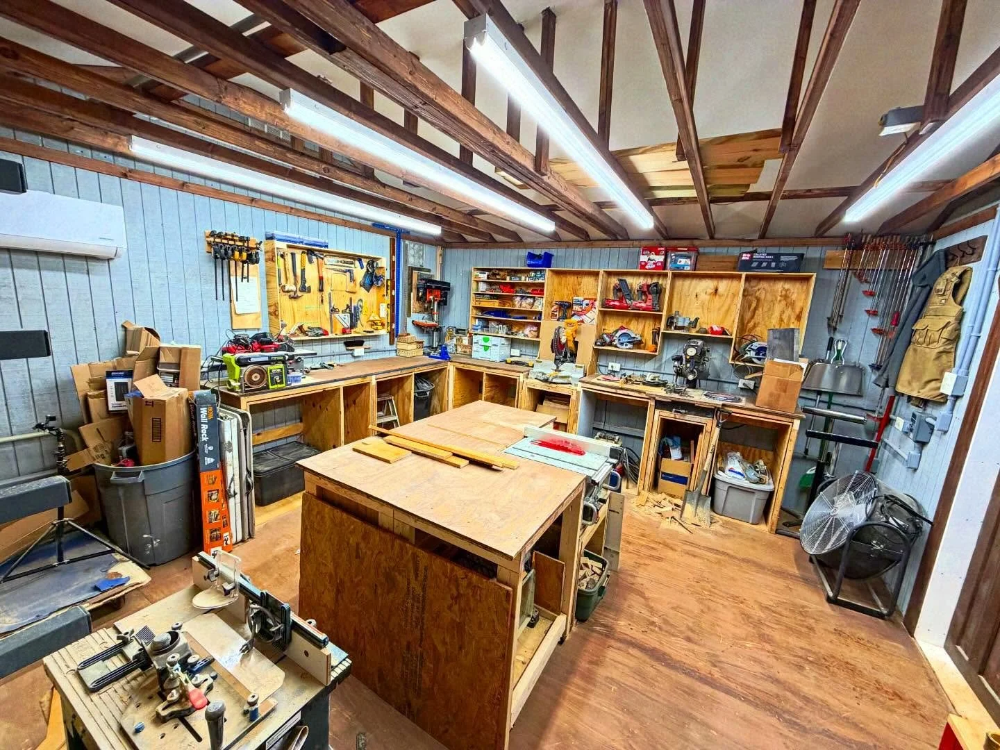 Spent some time moving in the shop this weekend.  Unpacked boxes, hung things up, and put items in their place.  What do you think?

#woodshop #shop #organized #5S