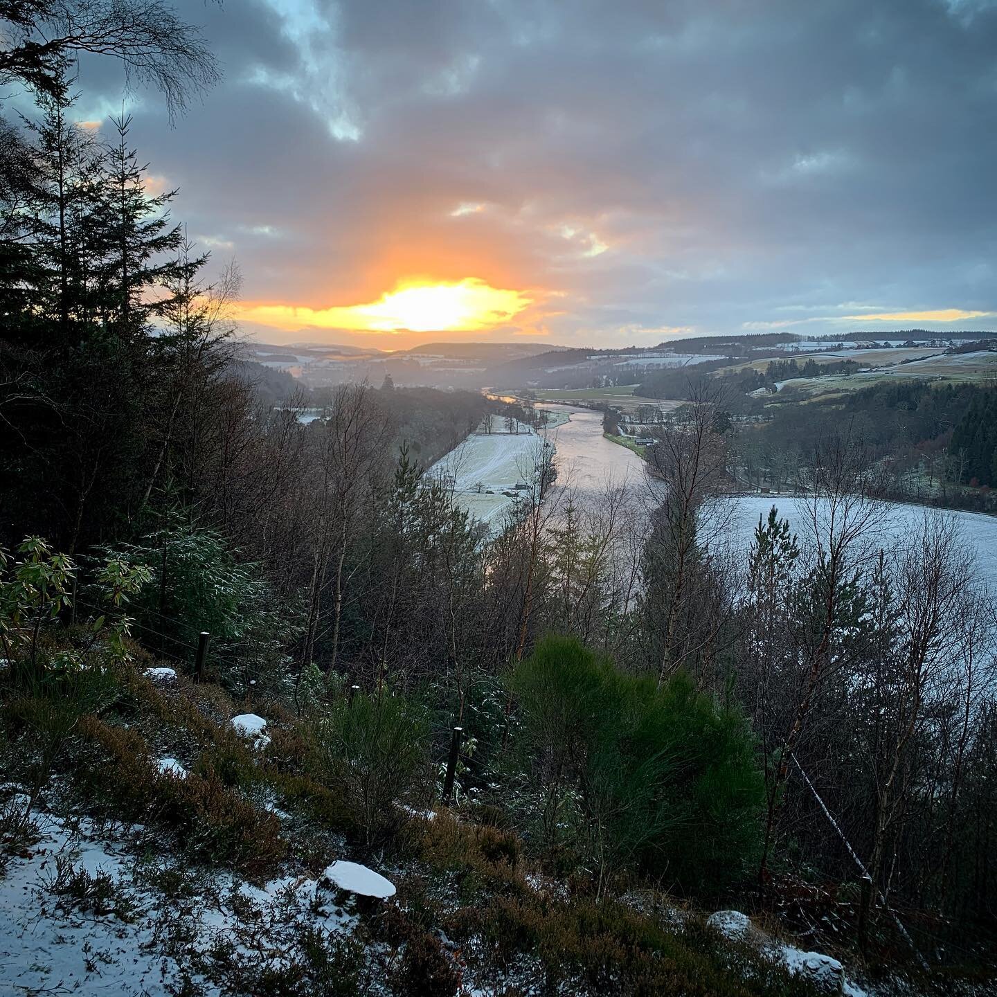 Time for a bit of cheer ! Just a 15 (ish!) minute walk from the campsite is the beautiful Queens View ! Look forward to you all enjoying this one day soon (ish!) ❤️🥃🏕☺️ #speysidegardenscaravanpark #speyside #whisky #hike #walk #freshair #healthylif