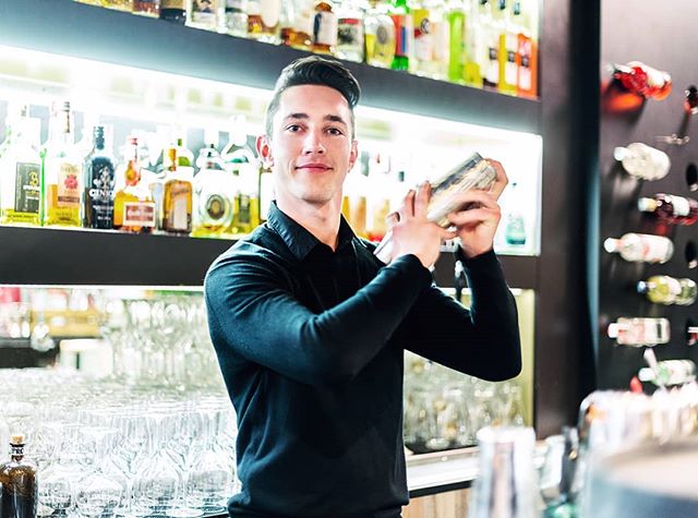 🇮🇹 Robert, il nostro barman: lesto con lo shaker, battuta sempre pronta! Ve li farà lui i cocktails più freschi e saporiti dell'estate!
🇬🇧 Robert, our barman: swift with the shaker, always a joke at the ready! He'll mix for you the freshest and most tasty cocktails this summer!