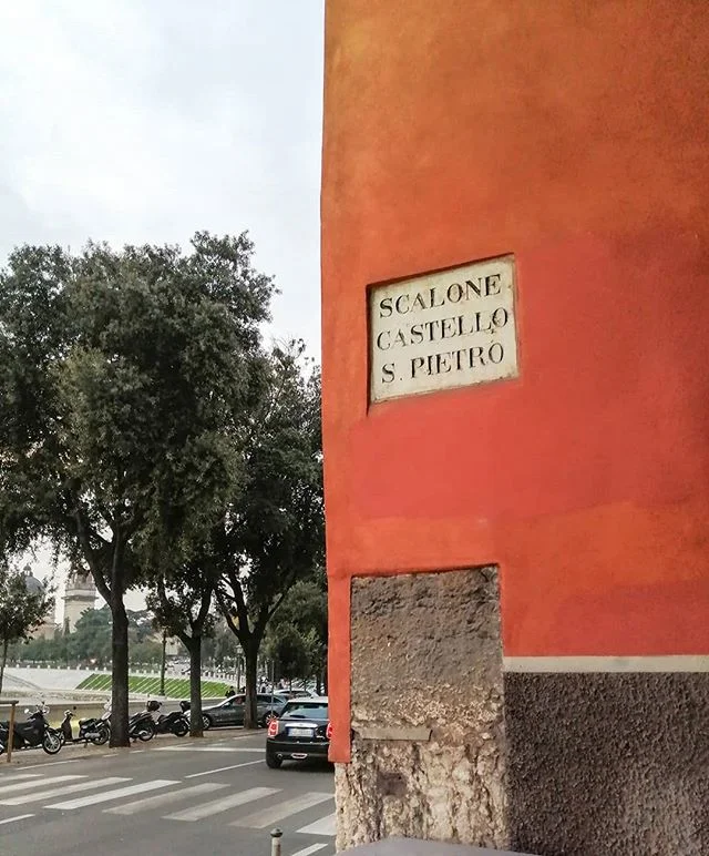 🇮🇹 Avete mai percorso la scalinata che da Ponte Pietra conduce a Castel San Pietro? Certamente moltissimi l'hanno fatto, è un percorso affascinante, un po' faticoso come ogni salita, ma che lungo il percorso e alla fine dei circa 5 minuti di ascesa, regala emozioni uniche! Noi siamo qui in alto, ad attendervi per coronare al meglio una gita indimenticabile.
🇬🇧 Have you ever walked up the stairway that leads from Ponte Pietra up to Castel San Pietro? Many certainly did, and they'll know that it's a fascinating walk, a bit challenging like every walk uphill, but at the end of it and all the way along the steps will give you unique memories! It only takes about 5 minutes to get to the top, and we'll be here to top up your little tour with tasty refreshments.
.
.
.
#reteodorico #castelsanpietro #verona #verona🇮🇹 #veronacity #castelsanpietroverona #visitverona #volgoverona #veneto #restaurant #igersverona #ig_verona #exploringtown #explore #lovetraveling #travelmemories #upthehill