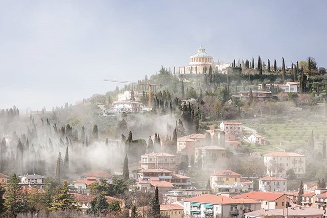 🇮🇹 Tempo pazzesco oggi? Dalla terrazza siamo più vicini al cielo e si vede meglio anche quello! #tbt a questa primavera, quando i cipressi liberavano nel vento il polline dando vita a questo spettacolo incredibile! Vi è mai capitato di vederlo?
🇬🇧 Crazy weather today? From the terrace we're closer to the sky and we get a better view of that too! #tbt this springtime, when cypresses released their pollen in the wind cresting this surreal display! Did you ever see anything like this?
.
.
.
#reteodorico #castelsanpietro #castelsanpietroverona #verona #verona🇮🇹 #veronacity #madonnadilourdes #torricelle #restaurant #ristorante #ristoranteitaliano #cocktailbar #restaurants #panorama #terracewithaview #outdoordining #panoramicterrace #landscape