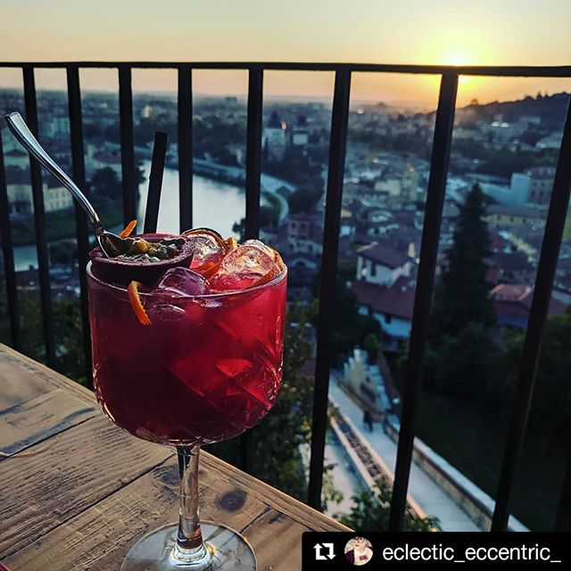 "I have taken more photos of this cocktail than I have of myself or my family."
📸 @eclectic_eccentric_
.
.
.
#holidayphotos #verona #reteodorico #cocktailhour #sunsetcocktails #verona🇮🇹 #veronacity #cocktails🍹 #terracewithaview #terracegarden #restaurant #restaurants #drinkstagram #cocktailbar #cocktails #cocktails🍸 #barman #mixology #drinkup