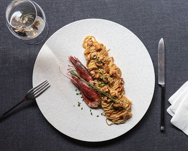 🇮🇹 Qualche giorno fa ti abbiamo parlato della nostra pasta artigianale e biologica. Oggi vogliamo farti vedere cosa ne facciamo di quella pasta: tagliolini in rosso ai frutti di mare. Cosa te ne pare?
🇬🇧 A few days ago we told you about our organic homemade pasta. Today we'd like to show you what we do with it: tomato sauce tagliolini with seafood. How about that?
.
.
.
#reteodorico #castelsanpietro #verona #verona🇮🇹 #veronacity #castelsanpietroverona #restaurant #ristorante #seafood #fruttidimare #tagliolini #foodphotography #foodphotooftheday #foodpix #italianfood #italianrestaurant #cucinamediterranea #cucinaitaliana #saporiitaliani #sapori #beautifulfood #besteats